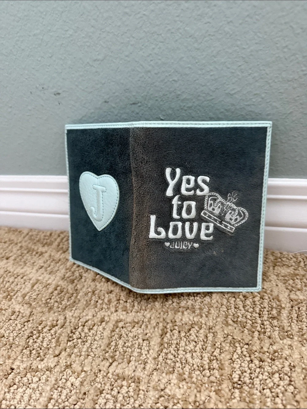 Juicy Couture 'Yes to Love' Velvet passport case - Gray/Teal